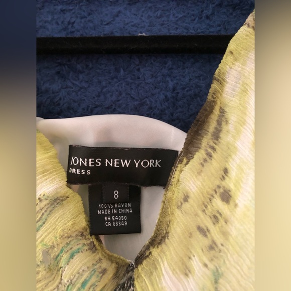 Jones New York green dress like new! Size 8, small rip on the right belt loop. - Picture 6 of 6